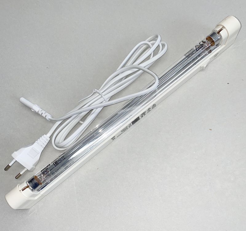 UVC Lichtleiste 8W bestückt mit 8W UVC Röhre mit 254nm und mit Anschlußkabel mit Euroflachstecker und seitlichem Ein- und Ausschalter. Sofort einsetzbar zur Oberflächendesinfektion von kleineren F