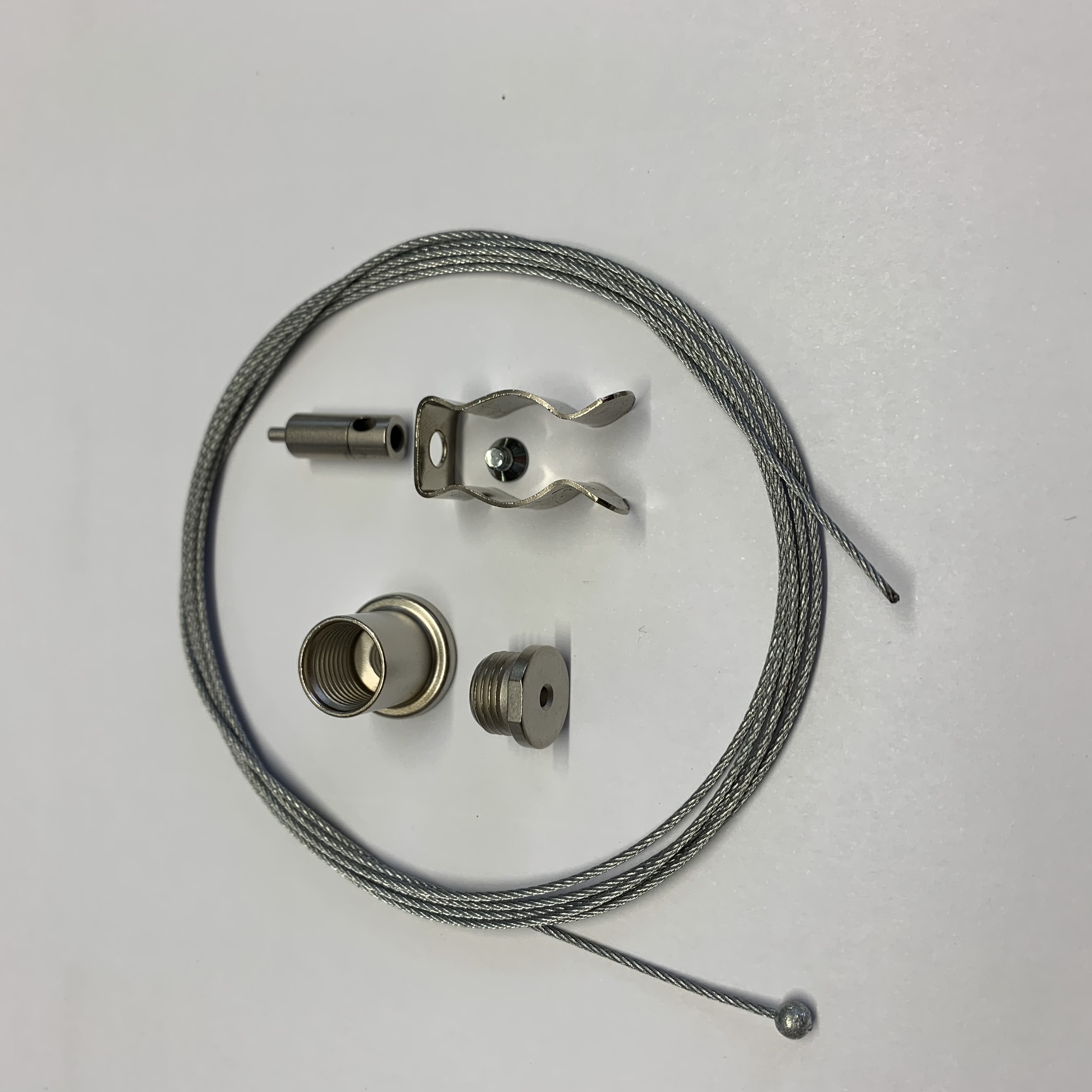 Set zur Seilabhängung von Neon Leuchtstäben mit Ø: 22mm (1 Clips, 1x Stahlseil 1,5m, 1x Schnellversteller, 1x Deckenbefestigung). Bitte 2 Set pro Röhre bestellen ! Auslaufartikel, Lieferung so