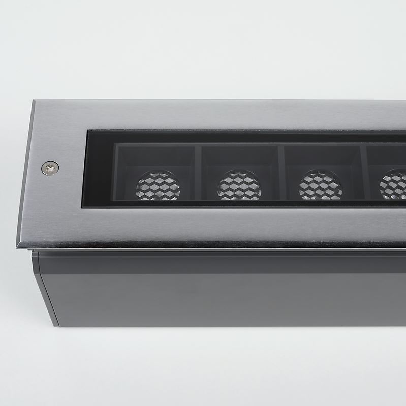 Lineare Bodeneinbauleuchte large 48W 830 mit 24 LED mit 20° Abstrahlwinkel und IP67 für den Außeneinsatz aus Edelstahl 316
