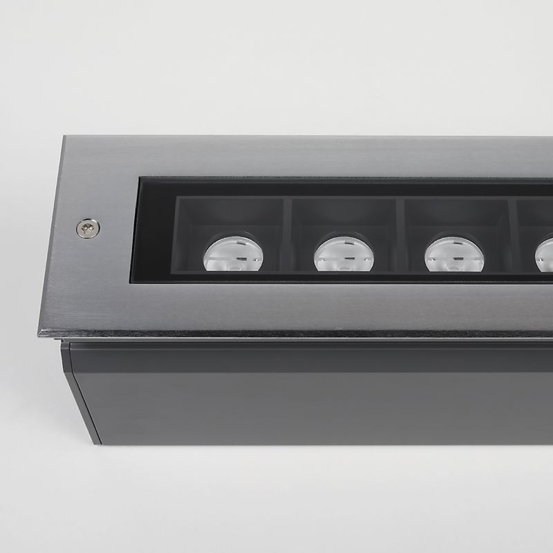 Lineare Bodeneinbauleuchte large ASY 48W 830 LED aus Edelstahl 316 mit aymmetrischem Abstrahlwinkel von 7°/15°und IP67 für den Außeneinsatz